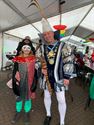 Als echte carnavalisten op een wagen