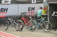 Vlammen over het circuit met de nieuwste fietsen