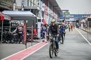 Vlammen over het circuit met de nieuwste fietsen