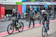 Vlammen over het circuit met de nieuwste fietsen