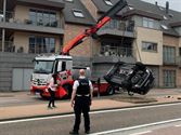 Auto over de kop in Guido Gezellelaan
