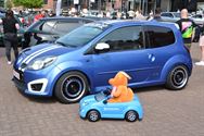 Dropped 2023: Marktplein overrompeld door auto's