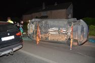 Brandweer bevrijdt 5 gewonden uit gekantelde auto