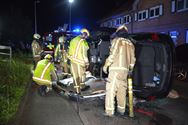 Brandweer bevrijdt 5 gewonden uit gekantelde auto