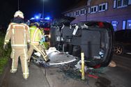 Brandweer bevrijdt 5 gewonden uit gekantelde auto