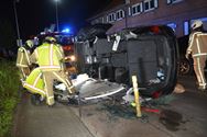 Brandweer bevrijdt 5 gewonden uit gekantelde auto