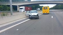 Twee auto's en vrachtwagen botsen op E314