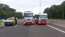 Twee auto's en vrachtwagen botsen op E314