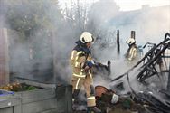 Brand vernielt tuinhuis en deel van een schutting