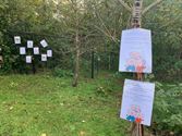 Kleuters en grootouders langs actieve sprookjes