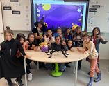 Halloweenspelen en stoelendans in Leerplaneet