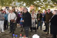 Massa volk woont opening van Artikel 27 bij