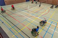 Spektakel in rolstoel- en zitbadminton
