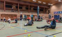 Spektakel in rolstoel- en zitbadminton