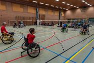 Spektakel in rolstoel- en zitbadminton