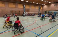 Spektakel in rolstoel- en zitbadminton