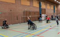 Spektakel in rolstoel- en zitbadminton