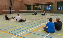 Spektakel in rolstoel- en zitbadminton