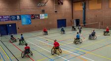 Spektakel in rolstoel- en zitbadminton