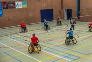 Spektakel in rolstoel- en zitbadminton