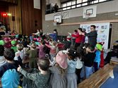 Kleuters trakteren de Sint op een dansfeest