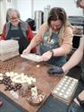 Bij de Ferm-dames wordt thuis chocolade gesnoept