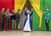 Prinses Linda en adjudant Mathiz aan de macht