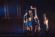 Samen naar boven dansen op ladders