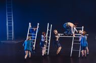 Samen naar boven dansen op ladders