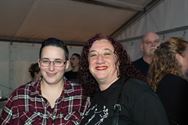 Volle tent voor Covers on the Rocks