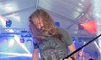 Volle tent voor Covers on the Rocks