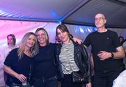 Volle tent voor Covers on the Rocks