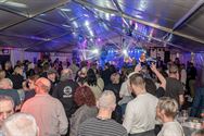 Volle tent voor Covers on the Rocks