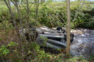Auto belandt op zijn dak in de Laambeek