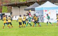 Jonge rugbyspelers leveren vinnige strijd