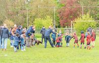 Jonge rugbyspelers leveren vinnige strijd