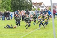 Jonge rugbyspelers leveren vinnige strijd