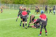 Jonge rugbyspelers leveren vinnige strijd
