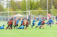 Jonge rugbyspelers leveren vinnige strijd