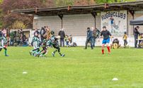 Jonge rugbyspelers leveren vinnige strijd