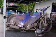 Loodzware speedwayraces op geteisterde baan