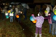 Sfeervolle lampionnentocht ondanks de regen