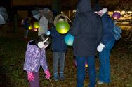 Sfeervolle lampionnentocht ondanks de regen