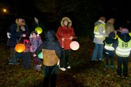 Sfeervolle lampionnentocht ondanks de regen