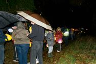 Sfeervolle lampionnentocht ondanks de regen