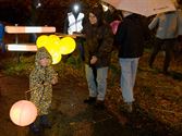 Sfeervolle lampionnentocht ondanks de regen