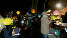 Sfeervolle lampionnentocht ondanks de regen