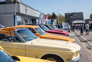Een pak volk en auto's op eerste dag Mustang Fever