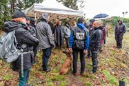 Reddingshonden zoeken slachtoffers in Helzoldbos