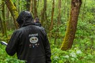 Reddingshonden zoeken slachtoffers in Helzoldbos